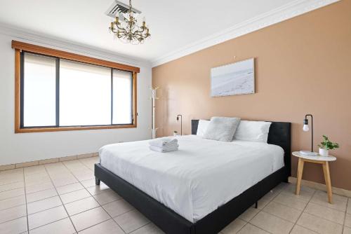 Liverpool House | Serene and Spacious King Room in Liverpool - Quiet Yet Central - Shared Bathroom