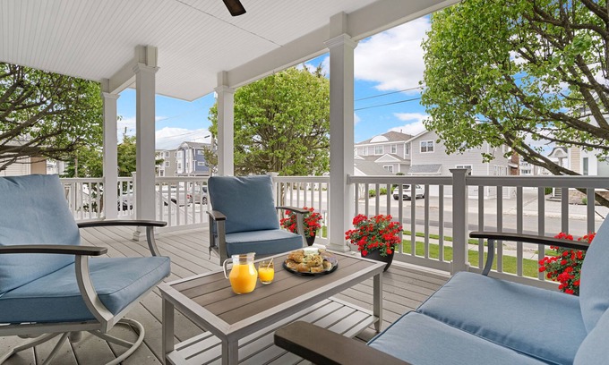 Avalon House | Serene Avalon Escape: Luxury Beautiful Home, Walking Distance to Town and Beach