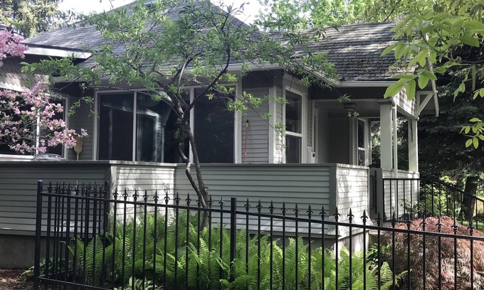 Walla Walla House | Serene Bungalow on tree-lined street