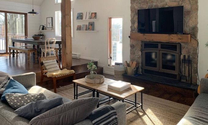 Long Pond House | Serene Clover House in the Poconos