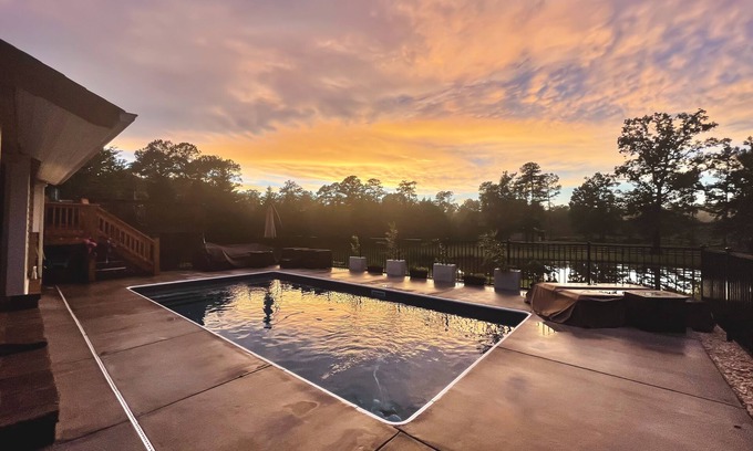 West End House | Serene Farm cottage on 2acres. Minutes from golf courses/dining/shopping W/pool