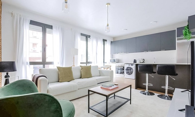 La Nova Esquerra de l'Eixample Apartment | Serene Nova Esq de l'Eixample 2BR w/A/C, W/D & Elev, by Blueground