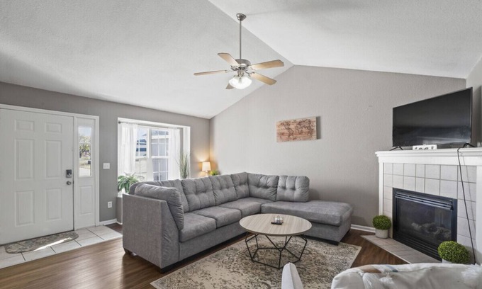 Lawrence House | Serene Retreat near Clinton Lake/New furniture!