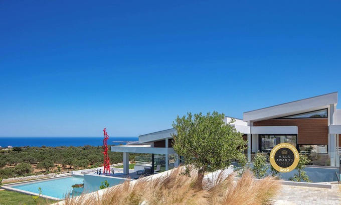 Chania Villa | Serene Retreat with Maid Service, 140 m2 pool, Hot tub, Sauna & Gym: by etouri