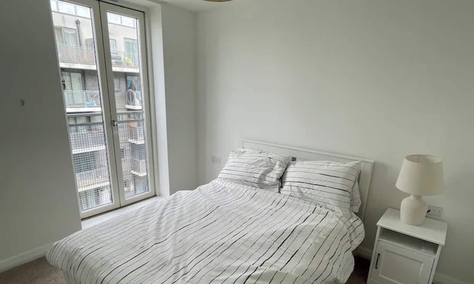 Tower Hamlets Apartment | Serene & Stylish 2BD Flat by the Canal - Poplar