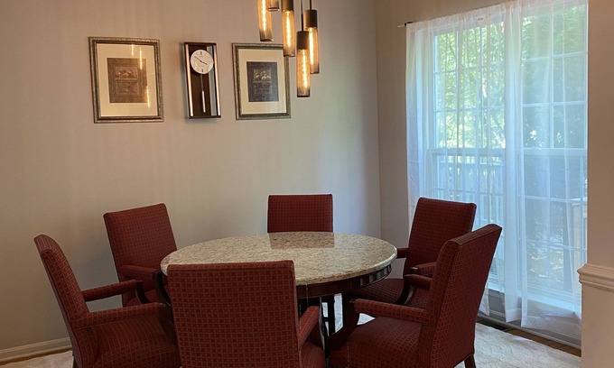 Newark House | Serene Townhome minutes away from Christiana Mall, DE Race Park and Univ. of DE