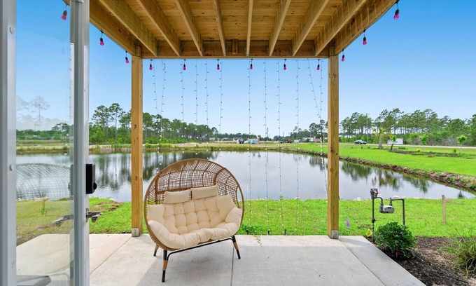 Longs House | Serene waterfront retreat-Near golf Beach Barefoot