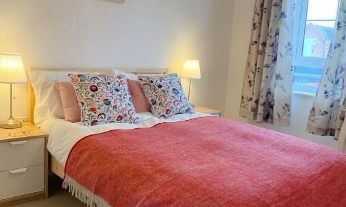 Coventry House | Serenity by the Canal House near City Centre with 2 Parking (Sleeps 5)