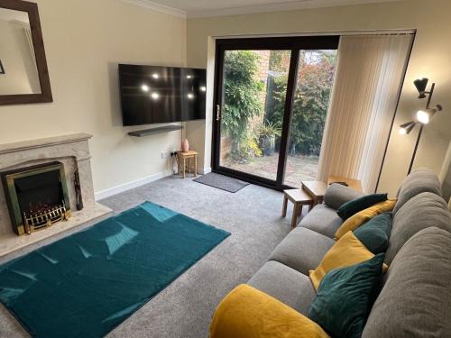Milton Keynes House | Serviced 2-Bed Home in MK, Walk to Train, City Shopping, Santander & Network Rail HQ, Parking & WiFi Included Webbhill Stays