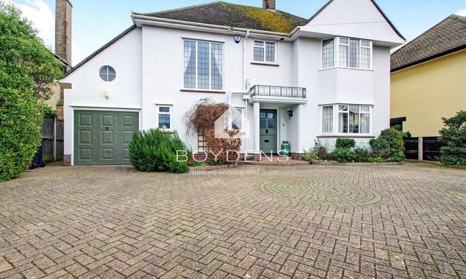 Frinton-on-Sea House | Set in the prestigious Second Avenue offering great access to the beautiful beach and greensward