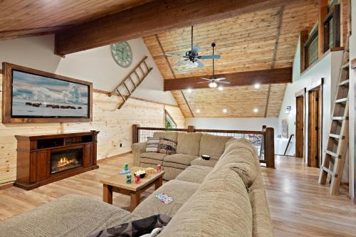 Island Park House | Set the Hook by KABINO Fire Pit Sleeper Sofa Loft 2 Living Rooms Grill WiFi