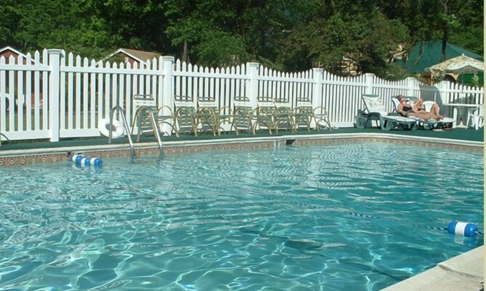Lake George Hotel | Seven Dwarfs Motel and Cabins