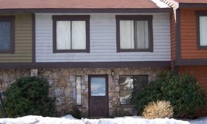 Seven Springs House | Seven Springs Townhouse with WiFi/NetFlix