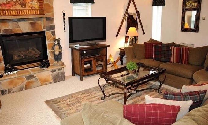Seven Springs Condo | Seven Springs Woodridge 4 Bedroom Premium Condo, Sleeps 10, Deck with Mountain Views by RedAwning