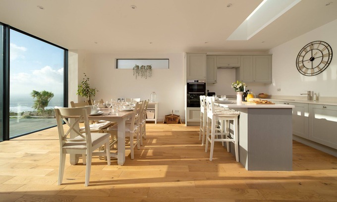 Woolacombe House | Seymour Heights, three bedroom holiday home with views over Woolacombe Beach