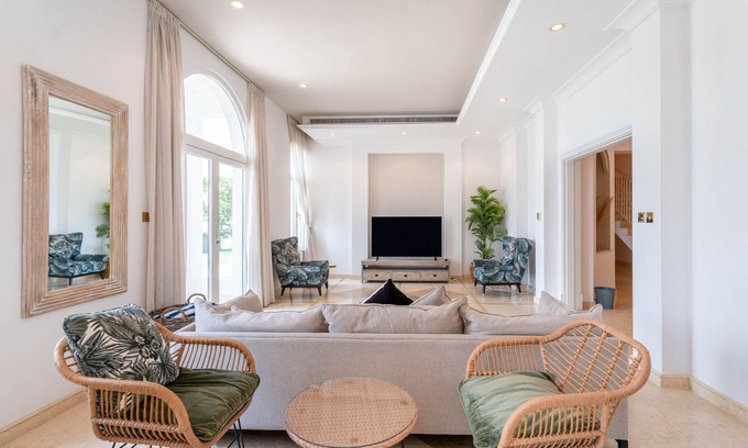 Palm Jumeirah Villa | Sezavi Holiday Homes. Spacious villa with modern renovations