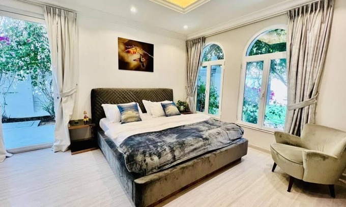 Palm Jumeirah Villa | Sezavi villa. Frond D. High number