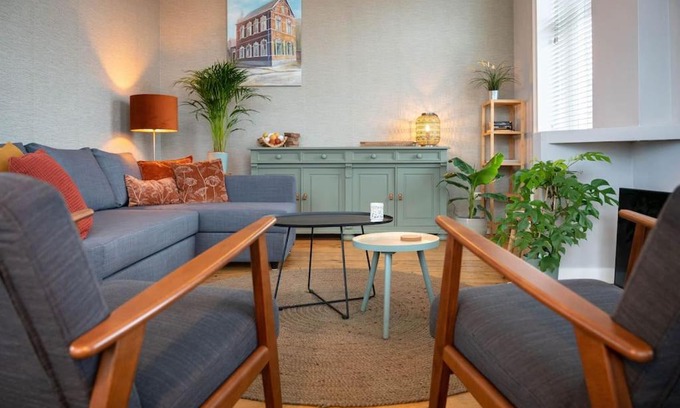 Eenrum Apartment | Sfeervol verblijf in oude gemeentehuis Eenrum.