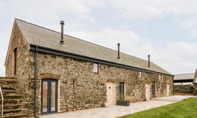 Ty Croes House | Sgubor
