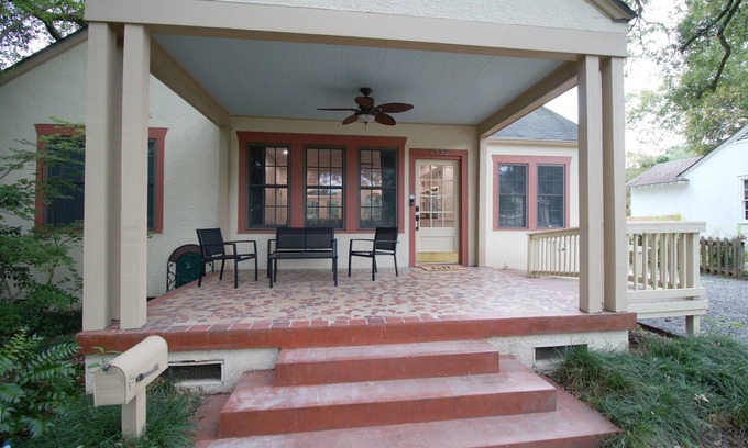 Highlands - Perkins House | Shady Oaks 4 bedroom Compound! 25 min walk to Tiger Stadium!