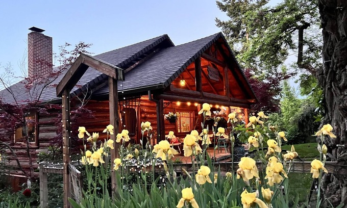 Jacksonville Bed & Breakfast | Share a Spacious log cabin home. 5 minutes walk to Historic Jacksonville!