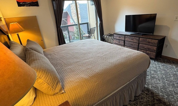 Kellogg Condo | 🗻🚵 Shared Roof Top Hot tub @ Silver Mtn 🥾 🏄‍♂️ en suite also listed