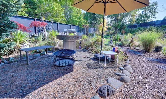 Port Angeles Apartment | Shared Yard: Apt 2 Mi to Port Angeles City Pier