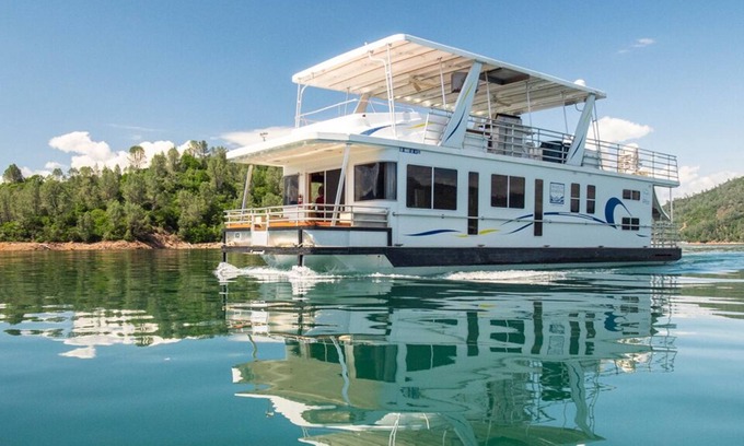 Lakehead Boat Rental | Shasta Marina at Packers Bay Thoroughbred Houseboat