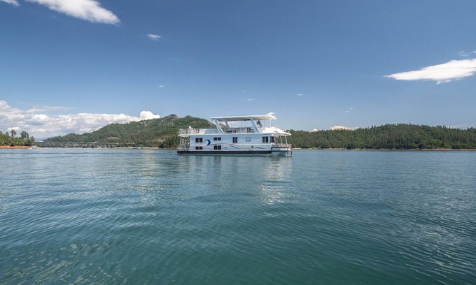 Lakehead Boat Rental | Shasta Marina at Packers Bay's Thoroughbred Houseboat