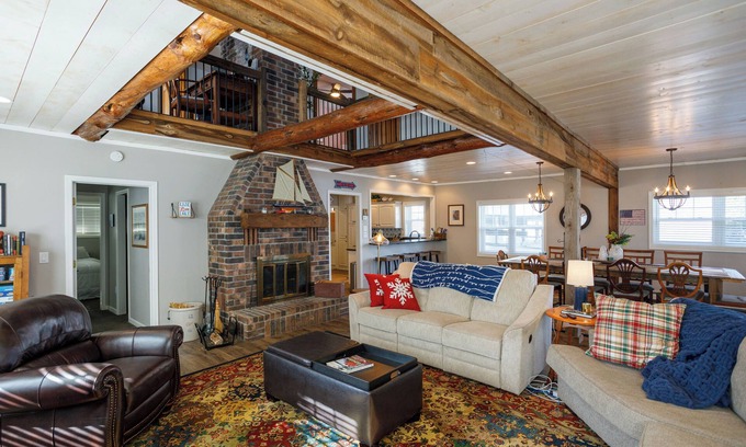 Shawano Cottage | Shawano Lake waterfront home- renovated and great for groups!