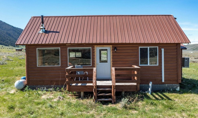 Cameron Cabin | Sheep Creek Cabin B is a cozy retreat offering stunning views: PRIME LOCATION