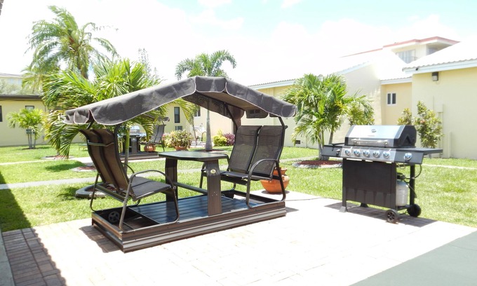 Hollywood Lakes Hotel | Shell Motel