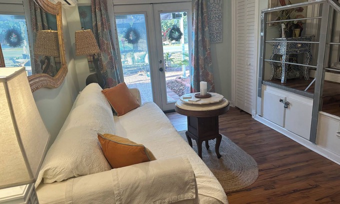 Old Village House | SHEM CREEK APEX 3 min walk/10 min drive Sullivans Island/Historic Charleston