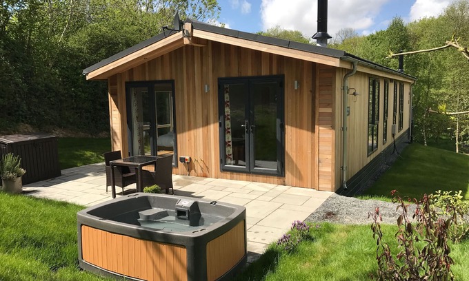 Allithwaite Cottage | SHEPHERD LODGE, with hot tub in Allithwaite