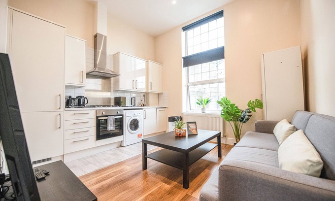 Addison Apartment | Shepherds Bush Charming 2 Bedroom Flat w/Free WiFi near Hammersmith , Westfield