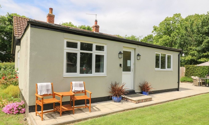 Roos House | SHEPHERDS COTTAGE, pet friendly, with hot tub in Roos