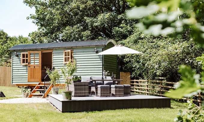 Lyth Hill Cottage | SHEPHERDS HUT AT LYTHWOOD, pet friendly, with a garden in Shrewsbury