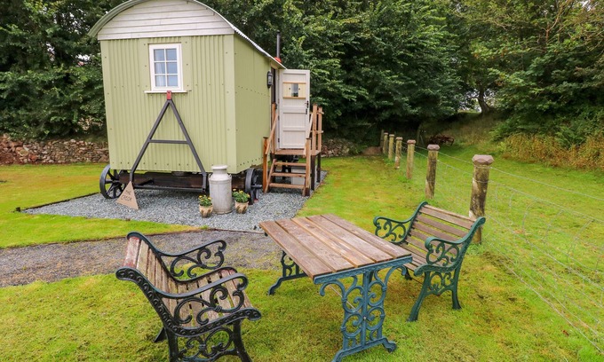 Milford Haven Cottage | SHEPHERDS HUT - THE CROOK, pet friendly, with open fire in Neyland