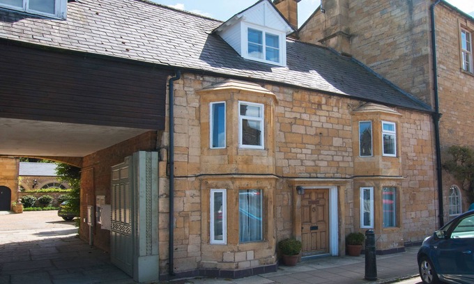 Chipping Campden Cottage | Sherborne House is a beautiful Grade II listed Georgian terraced house that dates back to the 17th c