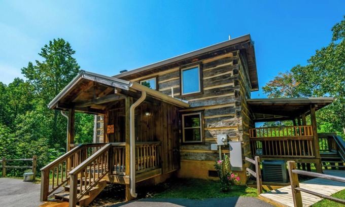 Gatlinburg - Pigeon Forge Cabin | Sheriff's Cabin - Mountain views from your hot tub!