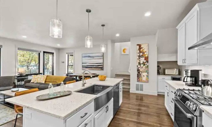 Garden District House | Sherman Avenue/Downtown! Family & Pet Friendly