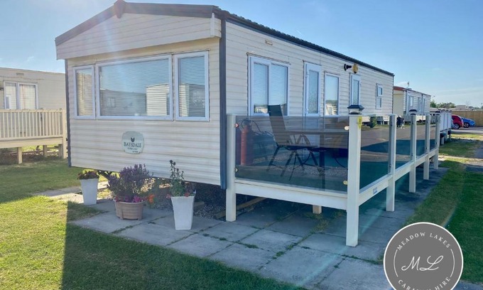 Chapel Saint Leonards Apartment | Sherwood 307 - Golden Palm, ramped veranda, central heating, bed linen, WiFi - Meadow Lakes Caravan & Lodge Hire