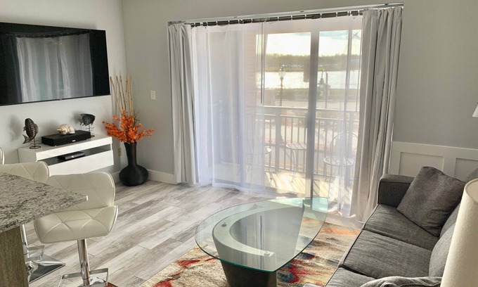 Downtown Wilmington Condo | Ship Faced Condo Riverwalk Downtown Historic Wilmington - Fantastic Location
