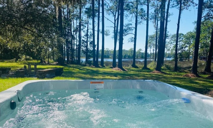 Thomas Drive Cabin | Shipwrecked! · Paradise On The Inter-coastal Waterway