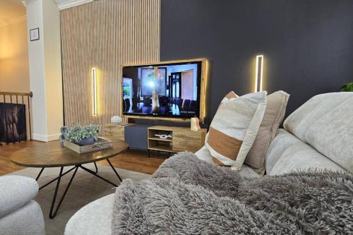 Woodlake - Briar Meadow Apartment | Shop, Soak &Sleep Galleria 3BR Retreat Private Jacuzzi