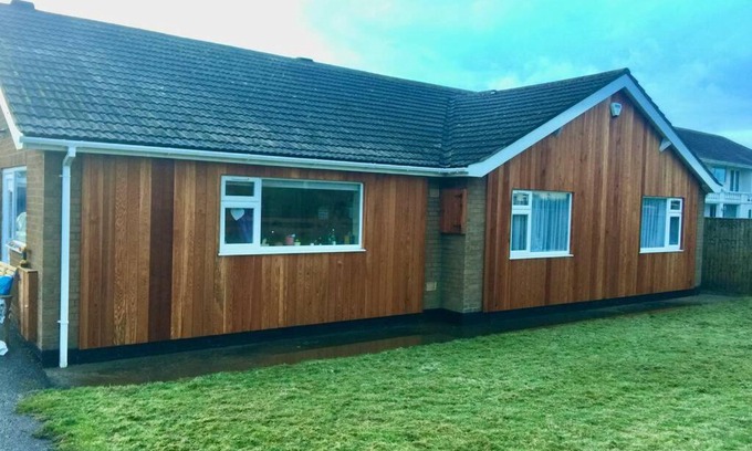 Sandilands House | Shore Lodge. 4 bed bungalow only mtrs from the beach. Sleeps 8