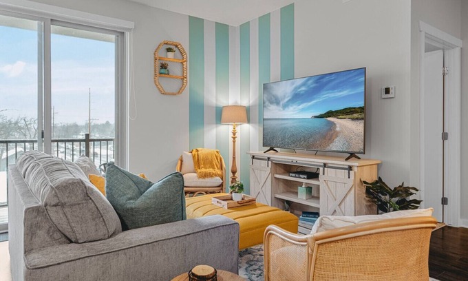 Traverse City Condo | Shoreline: 2BR Condo Near Downtown The Bay and Wineries