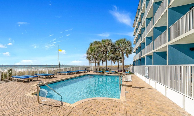 Fort Bay House | Short Distance From The Well Known Sites! 2 Relaxing Units, Pool, Free Parking