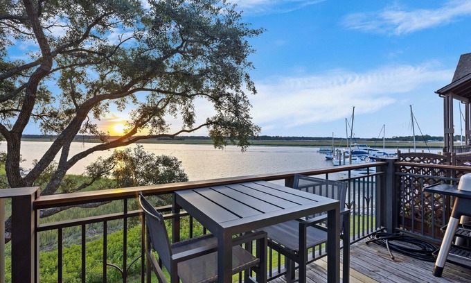 Bohicket Marina Village House | SHORT STAYS! Waterfront at Bohicket - Upgraded Townhome, VIEWS!, Pool Access, Walk to Restaurants!