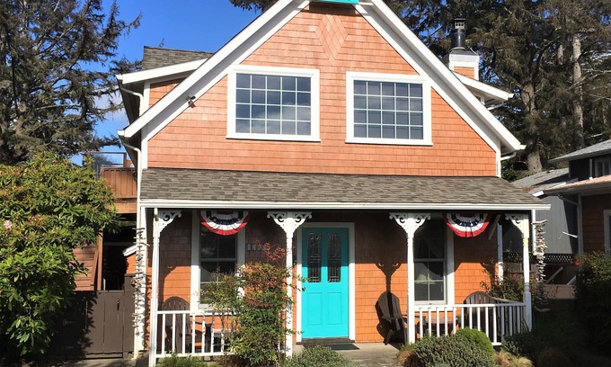 Seaview House | Short walk to beach, fully equipped home, WiFi, & quiet neighborhood!